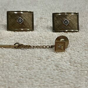 Vintage Men's Cuff Link Set With Tie Clip Gold Tone With Diamond Like Starburst
